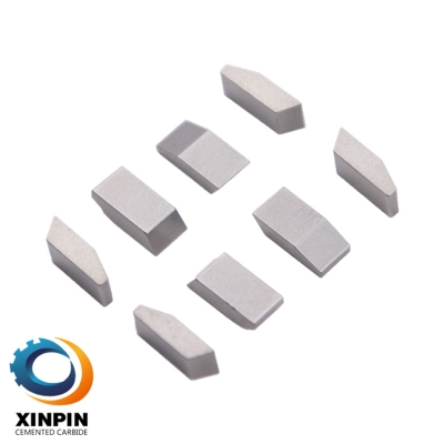 Carbide saw tips for retipping saw blades